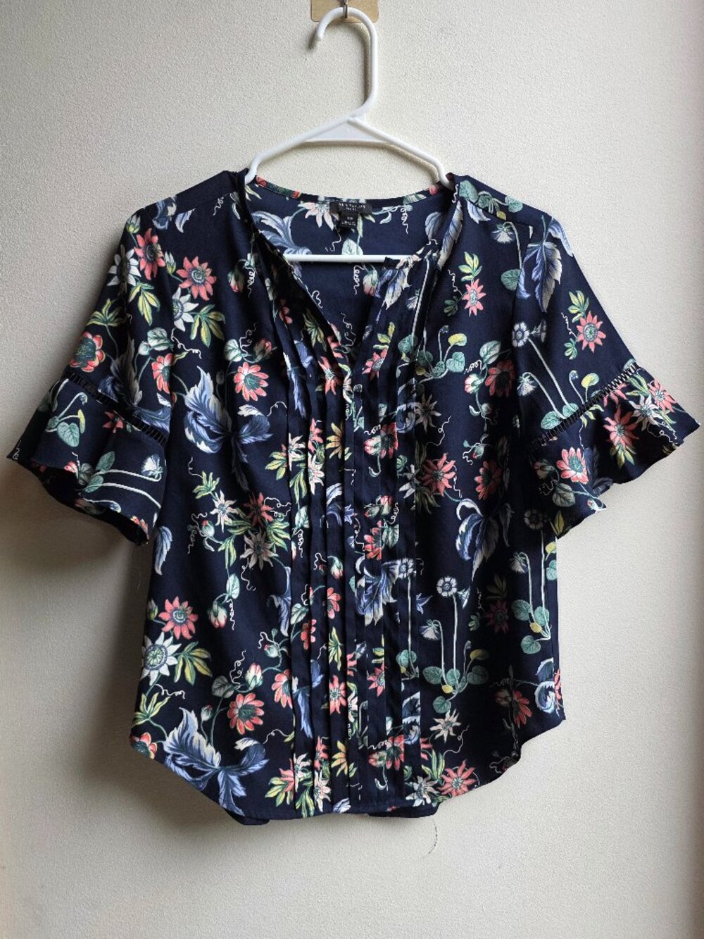 Ann Taylor Petite V-Neck Floral Blouse Size XS Petite